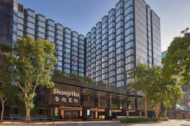 The street entrance of Kowloon Shangri-La, with the hotel name above the driveway